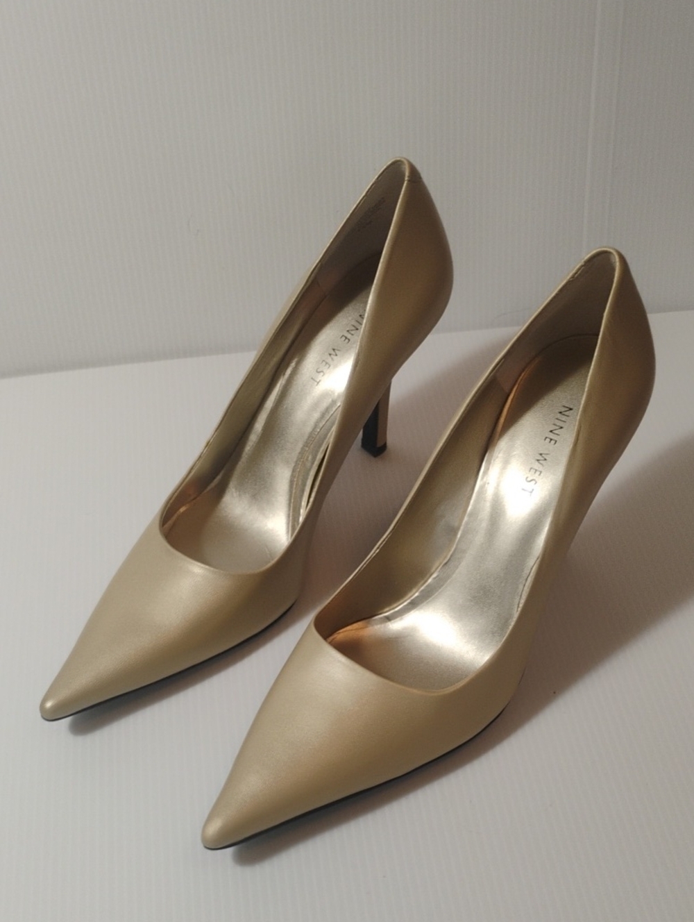 Nine West Gold Matte Leather Pumps New In Box Size 7.5 - Picture 2 of 7